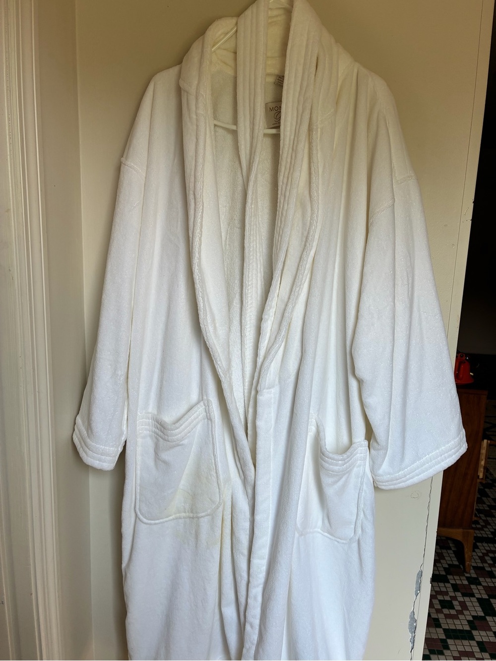 Plush White Shawl-Collar Robe with Front Pockets